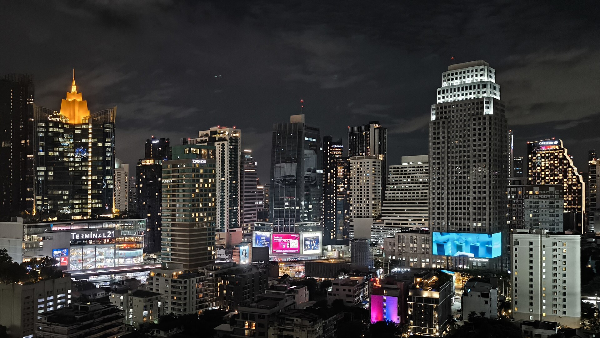 แนวตึกสูงในเขตธุรกิจของกรุงเทพมหานคร